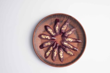 Kiliseye şeker serpiştirilmiş doğu tarzı süslemelerle dolu bir tabak.