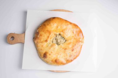 Beyaz arka planda etli khachapuri turtası
