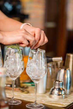 kadın barmen bir kokteyl barda aperol kokteyl hazırlanıyor