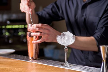 Barmen bir kokteyl hazırlar