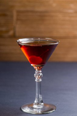 Barda parlak bir kokteyl.