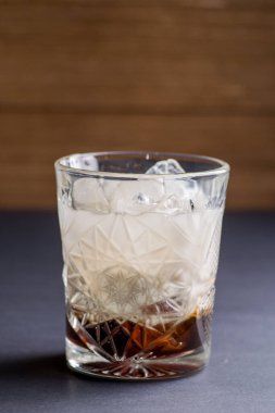 Barda parlak bir kokteyl.