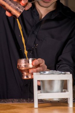 Barmen bir kokteyl hazırlar