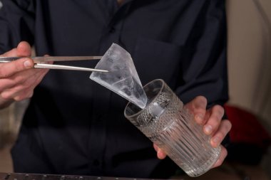 Barmen bir kokteyl hazırlar