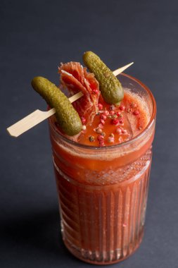 Barda parlak bir kokteyl.