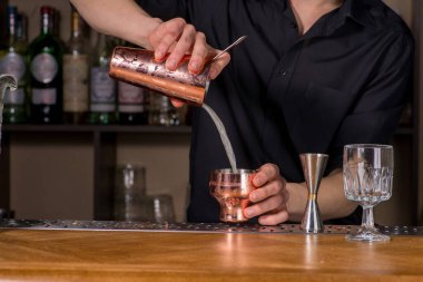 Barmen bir kokteyl hazırlar