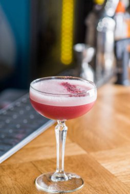 Barda parlak bir kokteyl.