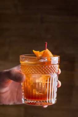 Barda parlak bir kokteyl.