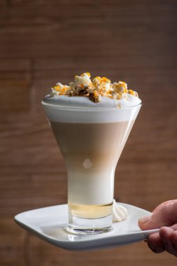 Barda parlak bir kokteyl.