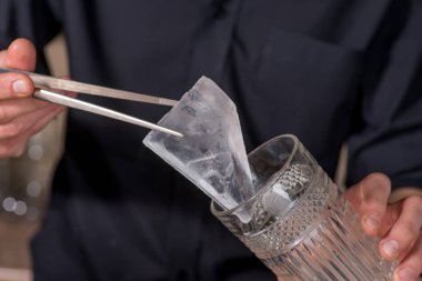 Barmen bir kokteyl hazırlar