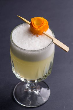 Barda parlak bir kokteyl.