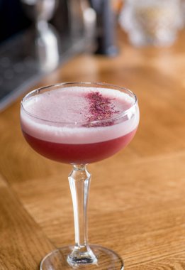 Barda parlak bir kokteyl.