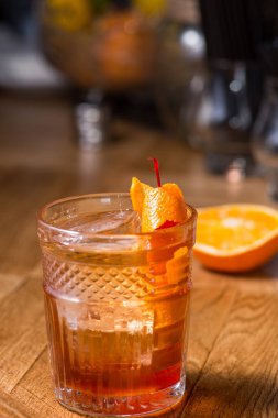 Barda parlak bir kokteyl.