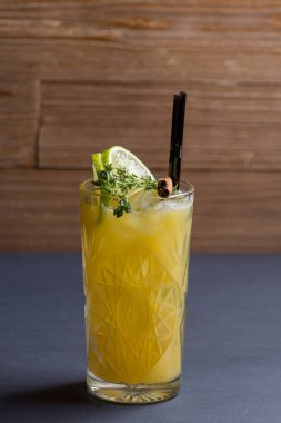 Barda parlak bir kokteyl.