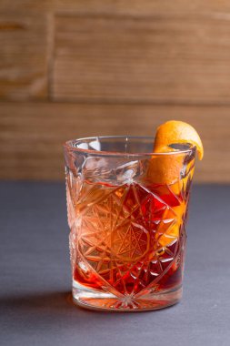 Barda parlak bir kokteyl.