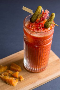 Barda parlak bir kokteyl.