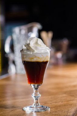 Barda parlak bir kokteyl.