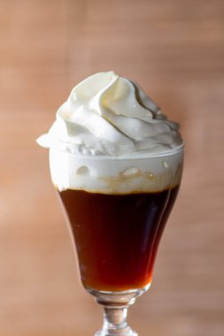 Barda parlak bir kokteyl.