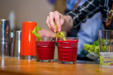 Barmen bir kokteyl hazırlar