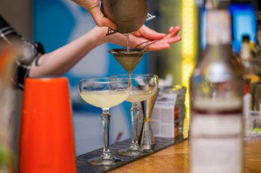 Barmen bir kokteyl hazırlar