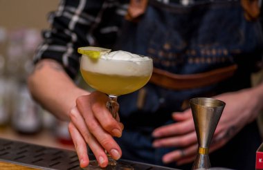 Barmen bir kokteyl hazırlar