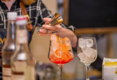 Barmen bir kokteyl hazırlar