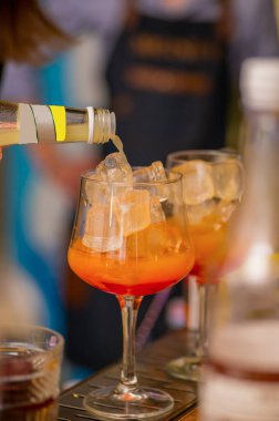 Barmen bir kokteyl hazırlar