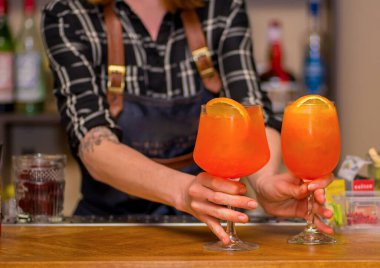 Barmen bir kokteyl hazırlar