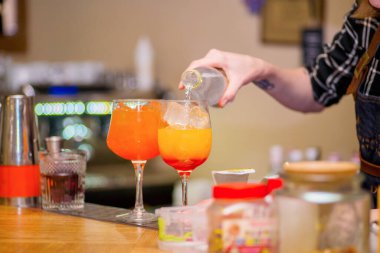 Barmen bir kokteyl hazırlar