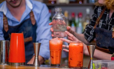 Barmen bir kokteyl hazırlar