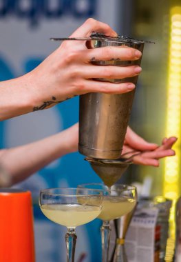 Barmen bir kokteyl hazırlar