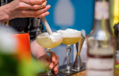 Barmen bir kokteyl hazırlar