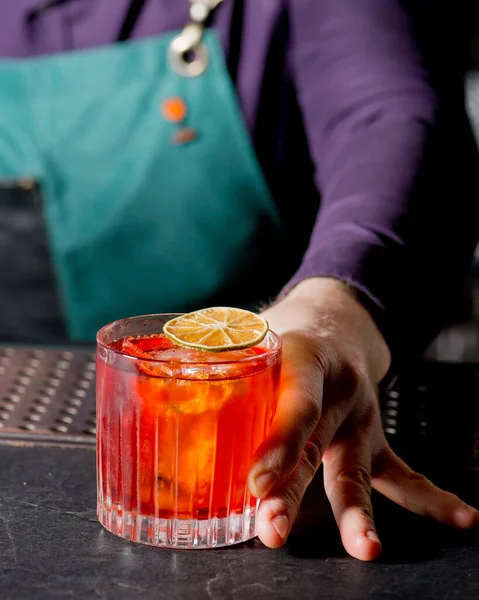 Mano Del Barista Serve Cocktail Pronti Bar — Foto Stock