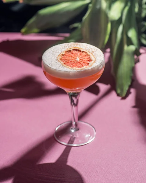 Cocktail Tropical Sur Fond Feuillage Ombres Soleil Fond Rose — Photo
