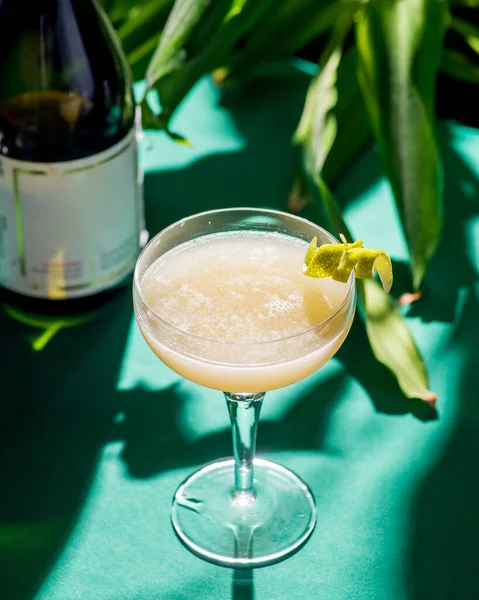 Cocktail Tropicale Giallo Sfondo Fogliame Ombre Dal Sole Sfondo Verde — Foto Stock