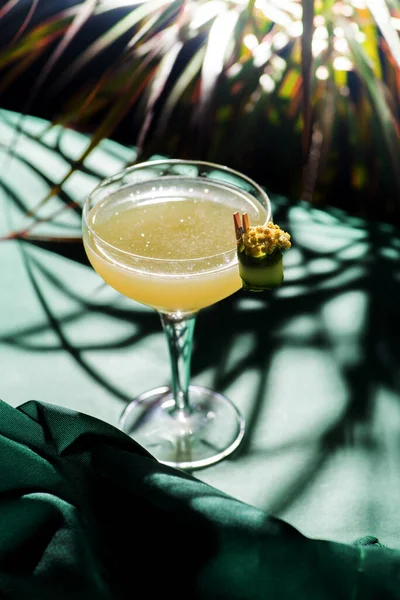 Cocktail Tropicale Giallo Sfondo Fogliame Ombre Dal Sole Sfondo Verde — Foto Stock