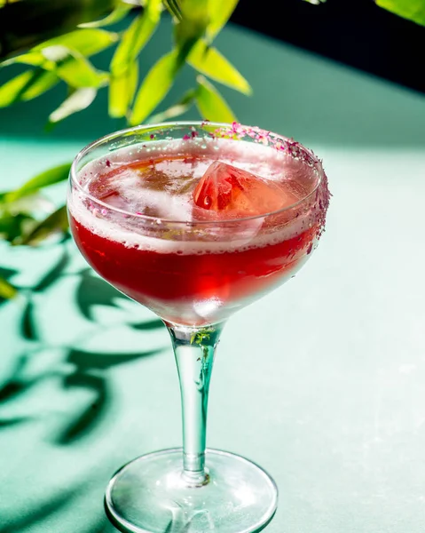 Roter Tropischer Cocktail Mit Eis Form Eines Kristalls Auf Einem — Stockfoto