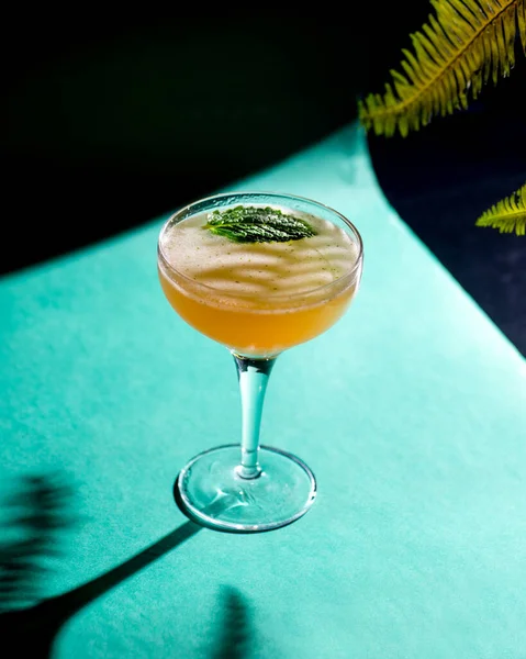 Gele Tropische Cocktail Een Achtergrond Van Gebladerte Schaduwen Van Zon — Stockfoto