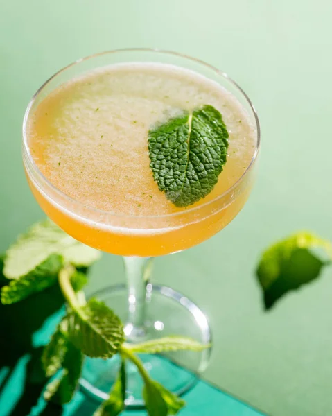 Cocktail Tropicale Giallo Sfondo Fogliame Ombre Dal Sole Sfondo Verde — Foto Stock