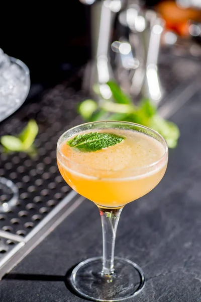Gele Tropische Cocktail Aan Bar — Stockfoto