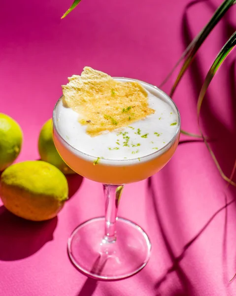 Cocktail Tropicale Sfondo Fogliame Ombre Dal Sole Sfondo Rosa — Foto Stock