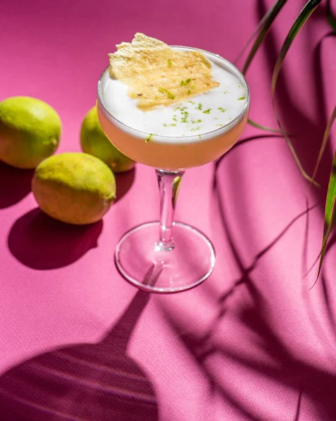 Tropische Cocktail Een Achtergrond Van Gebladerte Schaduwen Van Zon Roze — Stockfoto