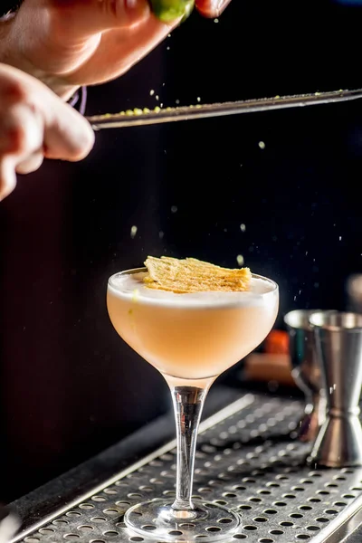 Barmann Reibt Limettenschale Auf Cocktail Barkeeper Bereitet Einen Cocktail Zum — Stockfoto