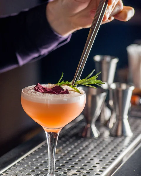 Bartendern Sätter Kvist Rosmarin Den Färdiga Cocktail Bartendern Förbereder Cocktail — Stockfoto