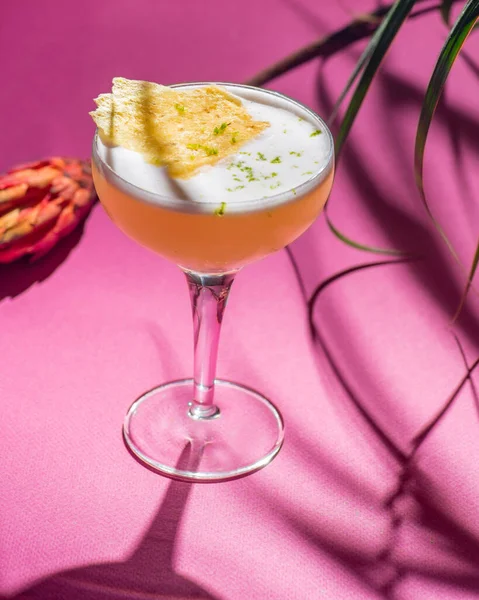 Tropische Cocktail Een Achtergrond Van Gebladerte Schaduwen Van Zon Roze — Stockfoto