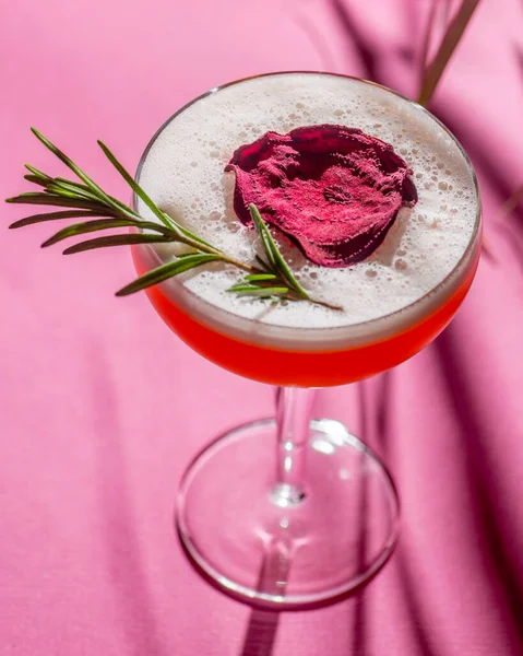 Cocktail Tropicale Sfondo Fogliame Ombre Dal Sole Sfondo Rosa — Foto Stock