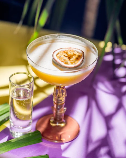 Cocktail Tropicale Giallo Con Frutto Della Passione Girato Uno Sfondo — Foto Stock