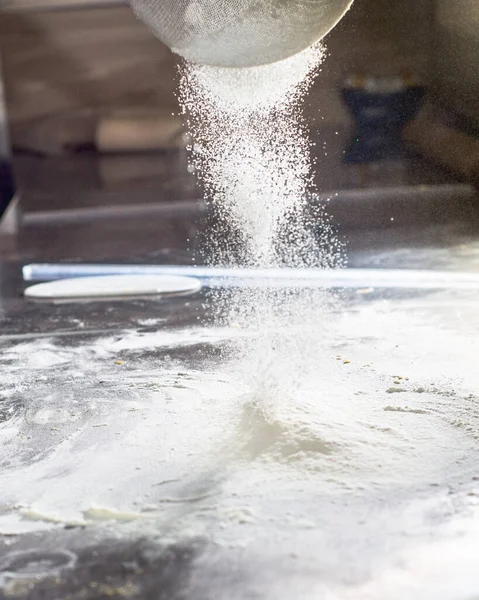 Biała Mąka Przelewana Jest Metalowy Stół Przez Sito Mąka Przesiewająca — Zdjęcie stockowe