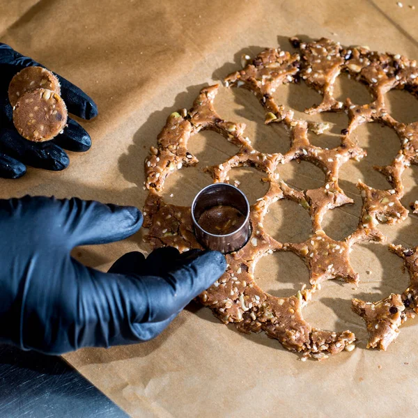 Baker Forme Des Biscuits Ronds Partir Pâte Roulée Crue Sur — Photo