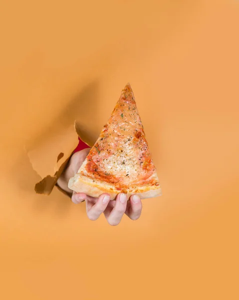 Hand Aus Dem Hintergrund Hält Ein Stück Pizza Zerrissenes Hintergrundkonzept — Stockfoto